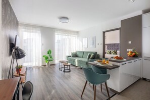 In-room safe, desk, laptop workspace, soundproofing - Hock Residence by Vagabond (Budapest)