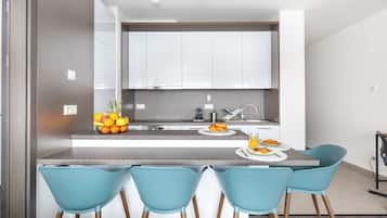 Fridge, oven, stovetop, dishwasher