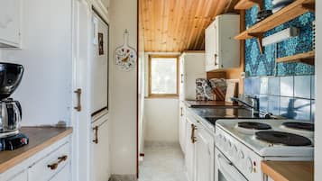 Kylskåp, ugn, kaffe- och tebryggare och brödrost