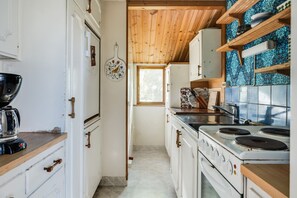 Fridge, oven, stovetop, coffee/tea maker - Nice holiday home near Skummelövs strand | SE02049 (Skummeslövsstrand)