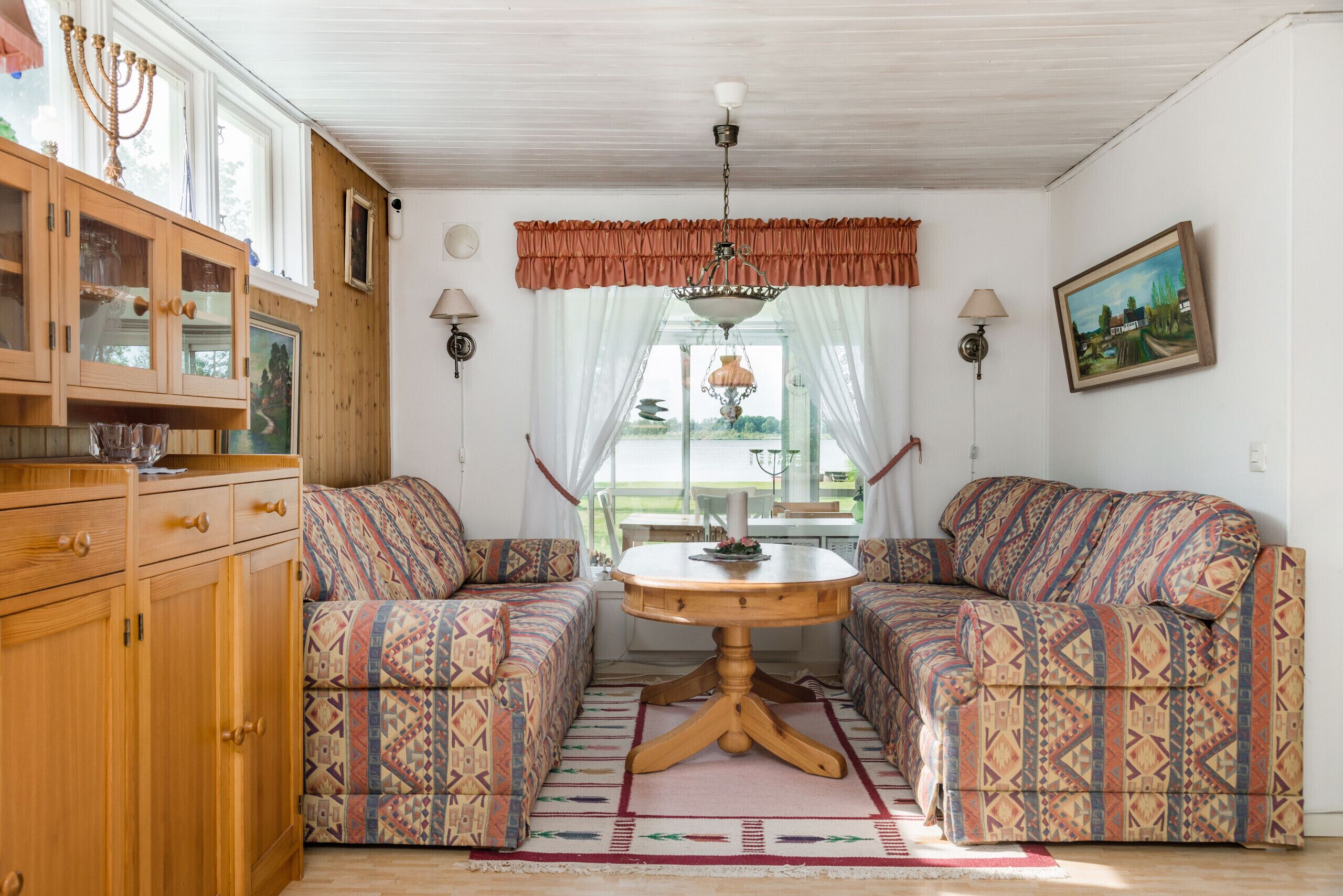 电视、壁炉、DVD 播放器