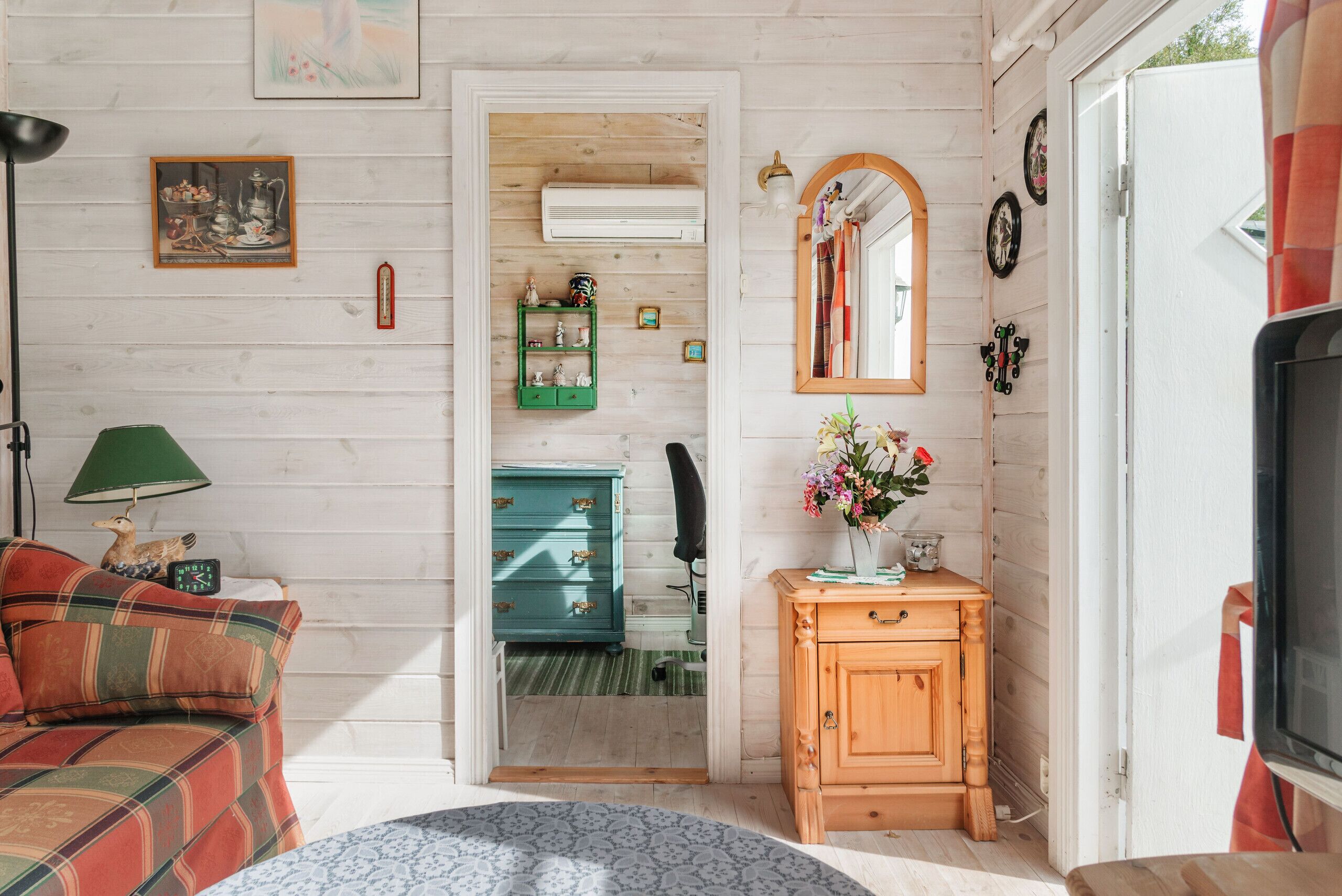 电视、壁炉、DVD 播放器