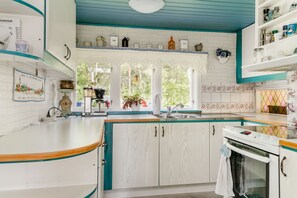 Kylskåp, mikrovågsugn, ugn och kaffe- och tebryggare