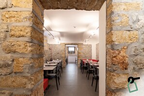 Petit déjeuner buffet (7 EUR par personne)