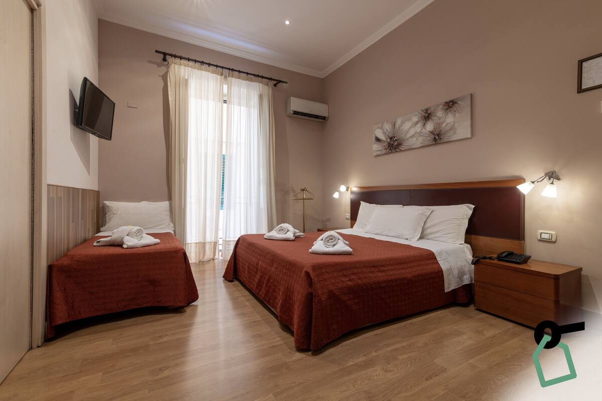 Quarto triplo clássico | Frigobar, cofres nos quartos, escrivaninha, berços (sobretaxa)