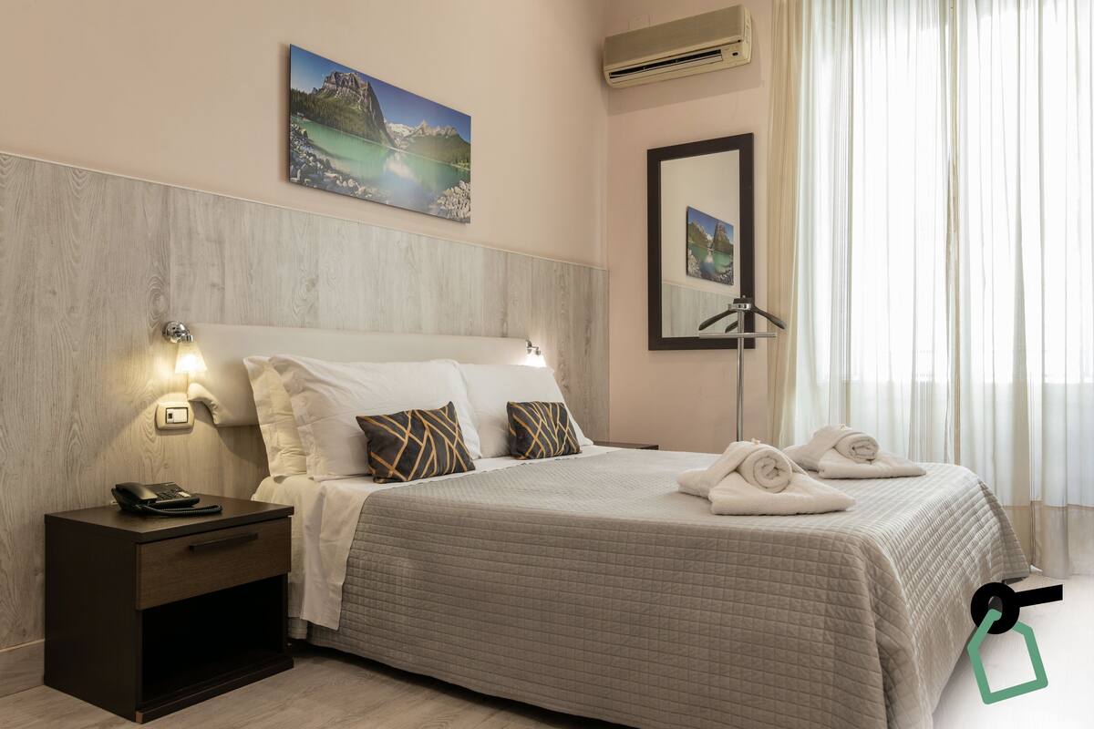 Quarto casal clássico | Frigobar, cofres nos quartos, escrivaninha, berços (sobretaxa)