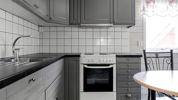 Kjøleskap, mikrobølgeovn, ovn og kokeplater