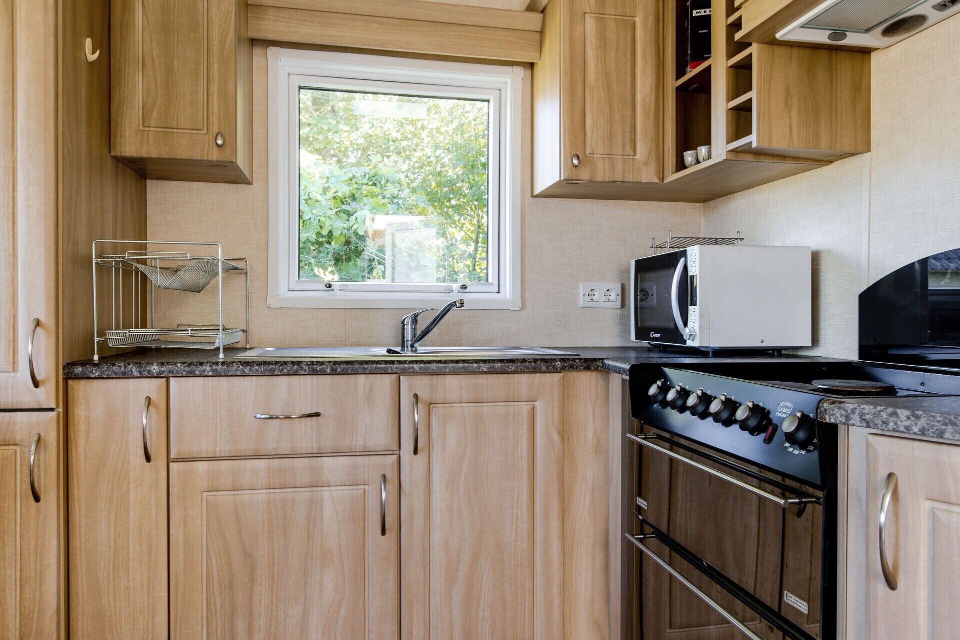 Fridge, microwave, oven, coffee/tea maker