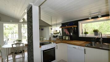 Frigorífico, microondas, horno y placa de cocina