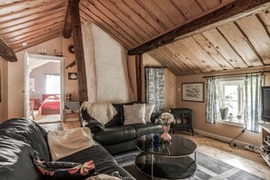 Televisión y chimenea 