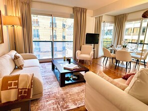 Flat-screen TV - L'appartement Nicolo (Paris)