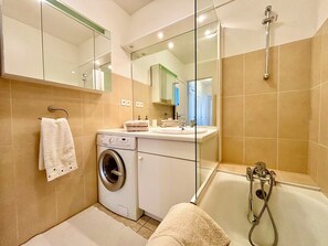 Secador de cabelo, toalhas de banho, papel higiênico 