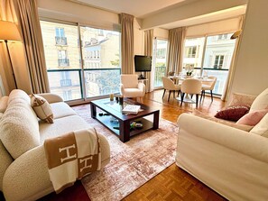 Flat-screen TV - L'appartement Nicolo (Paris)