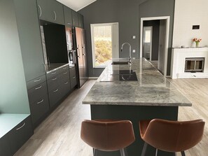 Een koelkast, een magnetron, een oven, een vaatwasser