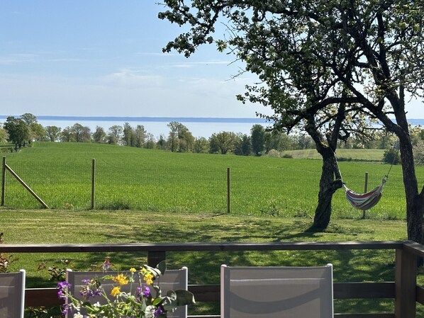 Property grounds - Spacious house in Hjo by Vättern with fantastic views | SE08044 (Hjo)