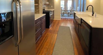 Spacious 4-bedroom house on historic Hopkins street San Marcos with WiFi, AC