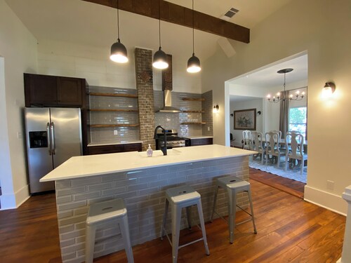 Spacious 4-bedroom house on historic Hopkins street San Marcos with WiFi, AC