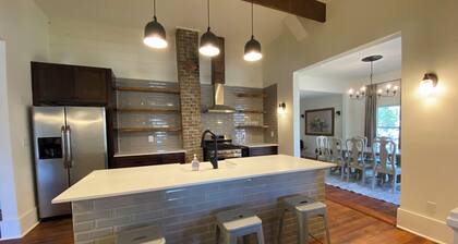 Spacious 4-bedroom house on historic Hopkins street San Marcos with WiFi, AC