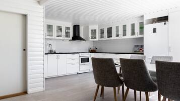 Køleskab, mikrobølgeovn, ovn, kogeplade