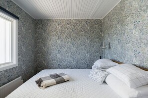 2 bedrooms, iron/ironing board, WiFi