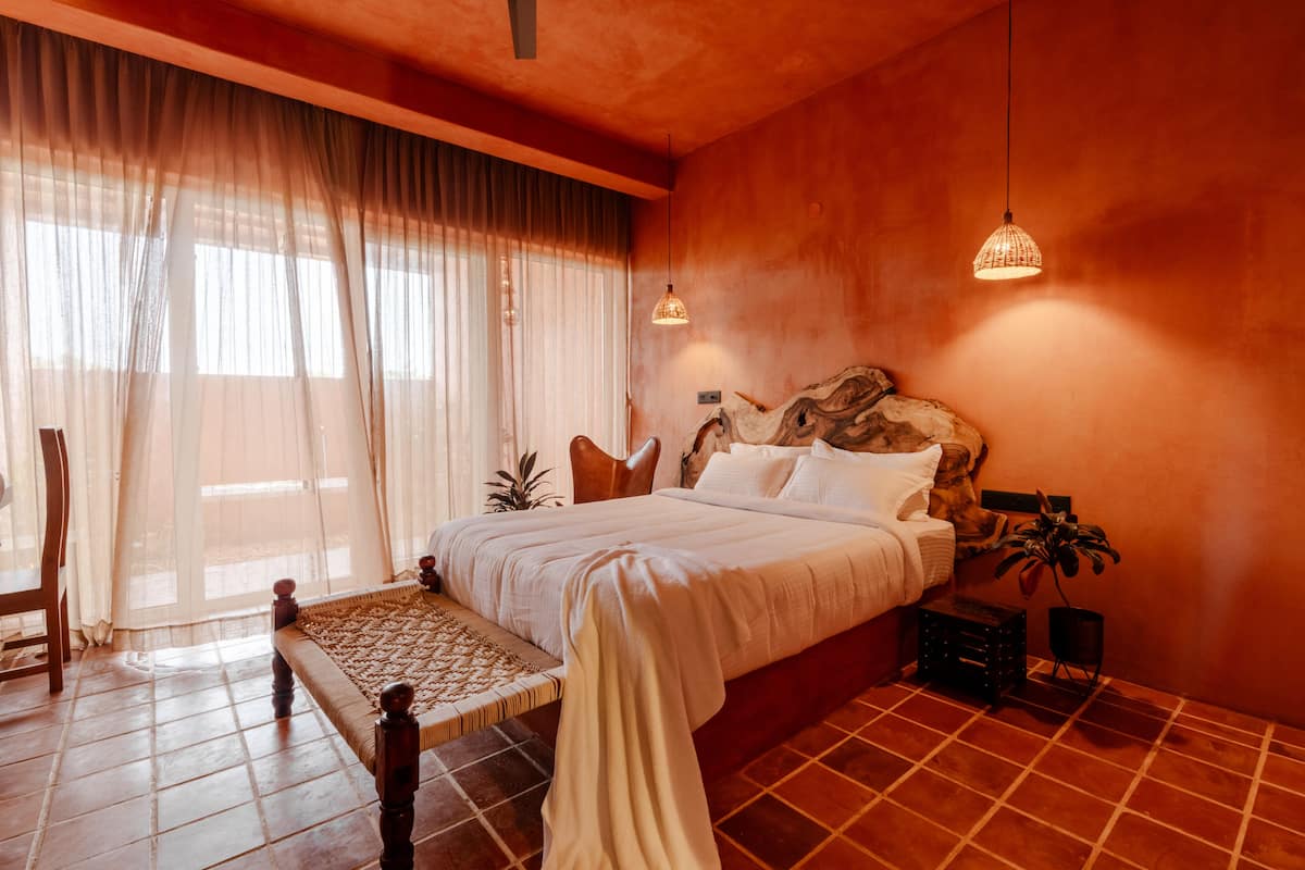 Habitación de diseñador, patio, vista al jardín | Sábanas de algodón egipcio, ropa de cama de alta calidad y escritorio