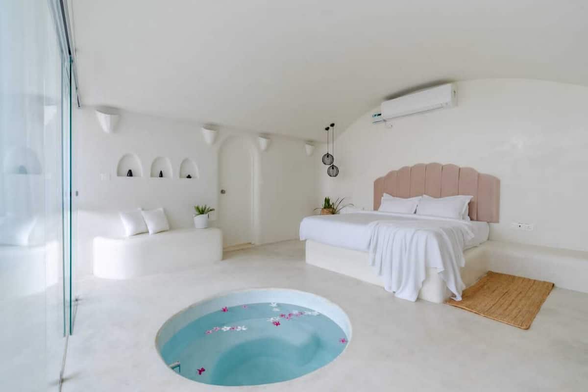 Habitación de luna de miel, patio, vista al jardín | Sábanas de algodón egipcio, ropa de cama de alta calidad y escritorio