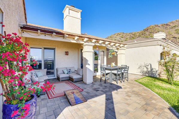 Outdoor dining - Mtn & City Views: Stunning Villa in Phoenix! (Phoenix)