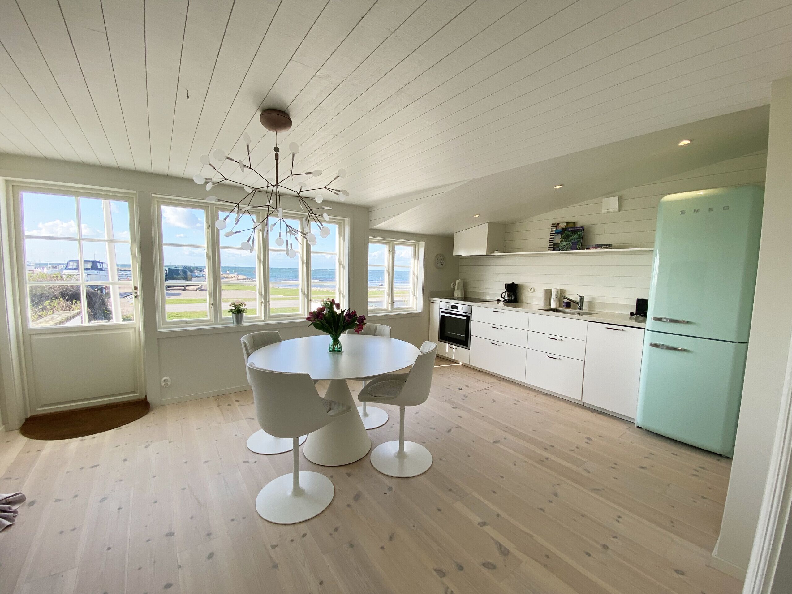 Køleskab, ovn, opvaskemaskine, kaffe-/temaskine