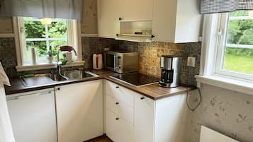 KylskÄp, mikrovÄgsugn, spishÀll och kaffe- och tebryggare