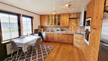 Køleskab, mikrobølgeovn, ovn, kogeplade