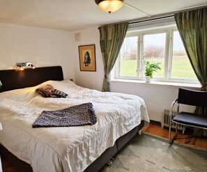 2 bedrooms, iron/ironing board, free WiFi