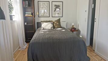 StrykjÀrn/strykbrÀda, gratis wi-fi och sÀngklÀder