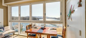 Top-floor Balcony & Serene Views: Huddleston Condo