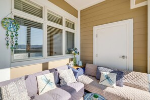 Apartment (2 Bedrooms) | Interior - Balcony & Serene Views: Cozy Condo in Huddleston! (Huddleston)