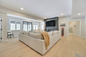 House (5 Bedrooms) | Interior