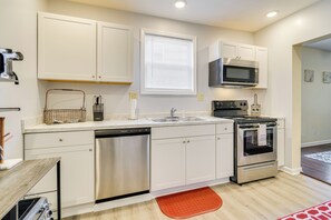 Apartment (2 Bedrooms) | Interior - 2 Mi to Syracuse University: Apt w/ Fire Pit (Syracuse)