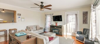 Close to Dtwn Bangor: Inviting Maine Home