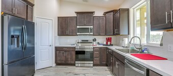 On-site Winery: Rural Plymouth Getaway!
