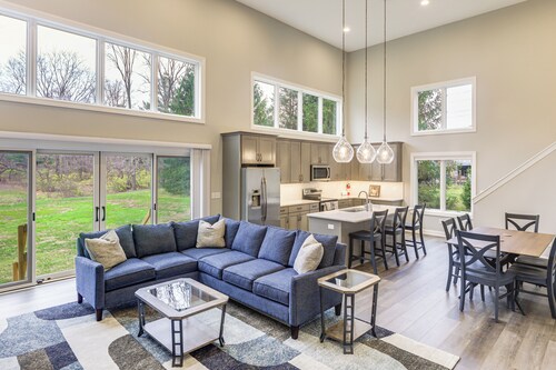 24 Mi to Cincinnati: Newly Built Bethel Home!