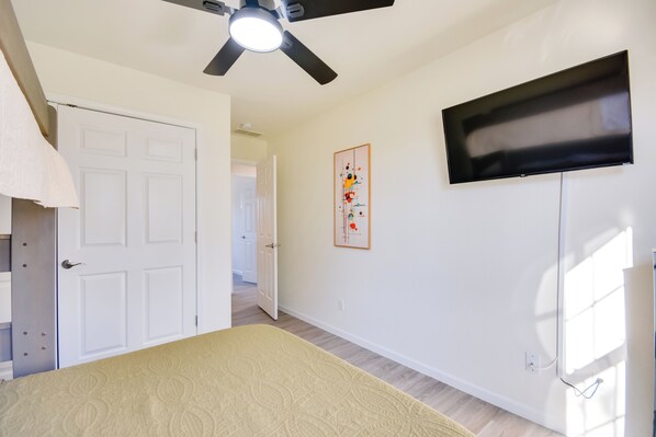 A bedroom with a bed, a ceiling fan, a TV, and a door leading to another room. - 2 Mi to Dtwn Fulton: 'meadowlark' Home w/ Deck! (Fulton)