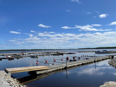 Well-equipped holiday home with a view of Lake Åsnen in Hulevik, Lönashult | SE06057