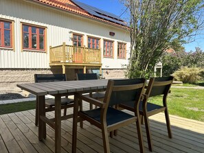 Outdoor dining - Nice semi-detached house on Hamburgerö in a unique environment | SE09037 (Hamburgsund)