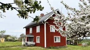 A red house with a porch and a small garden. - Cozy red cottage in the countryside outside Vimmerby I SE05038 (Gullringen)
