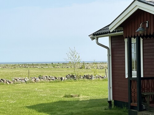 Red cozy cottage with sea view | SE04035