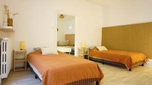 1 habitación, tabla de planchar con plancha, wifi y ropa de cama 