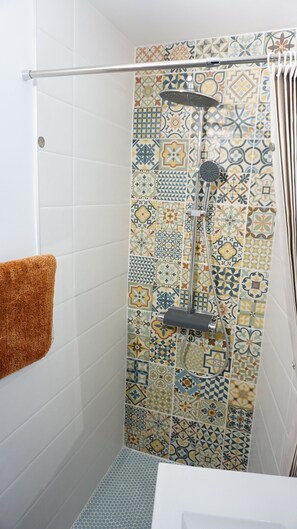 Hair dryer, towels, soap, toilet paper - Cosy new apartment in the center of Le Teil (Le Teil)
