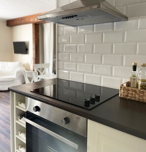 Jääkaappi, mikroaaltouuni, uuni, liesi