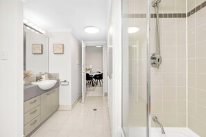 Hair dryer, towels - Offering a blend of comfort and convenience, located just 5 minutes from Perth's CBD and the Convention Centre. Nestled behind the lush greenery of Kings Park , guests can enjoy peaceful scenery from the balcony yet be close enough to the city! (Perth)