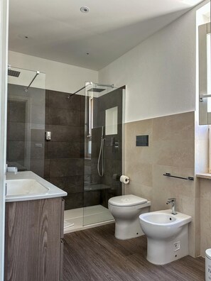 Basic Apartment | Bathroom | Shower, hair dryer, towels, soap - Dante 134 Rooms (Cagliari)