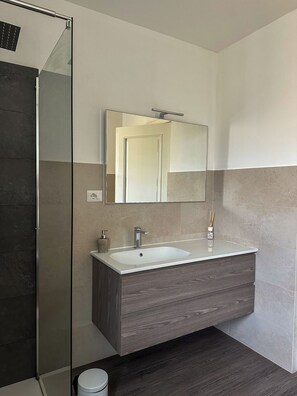Basic Double Room | Bilik Mandi | Pancuran mandi, pengering rambut, tuala disediakan, sabun 